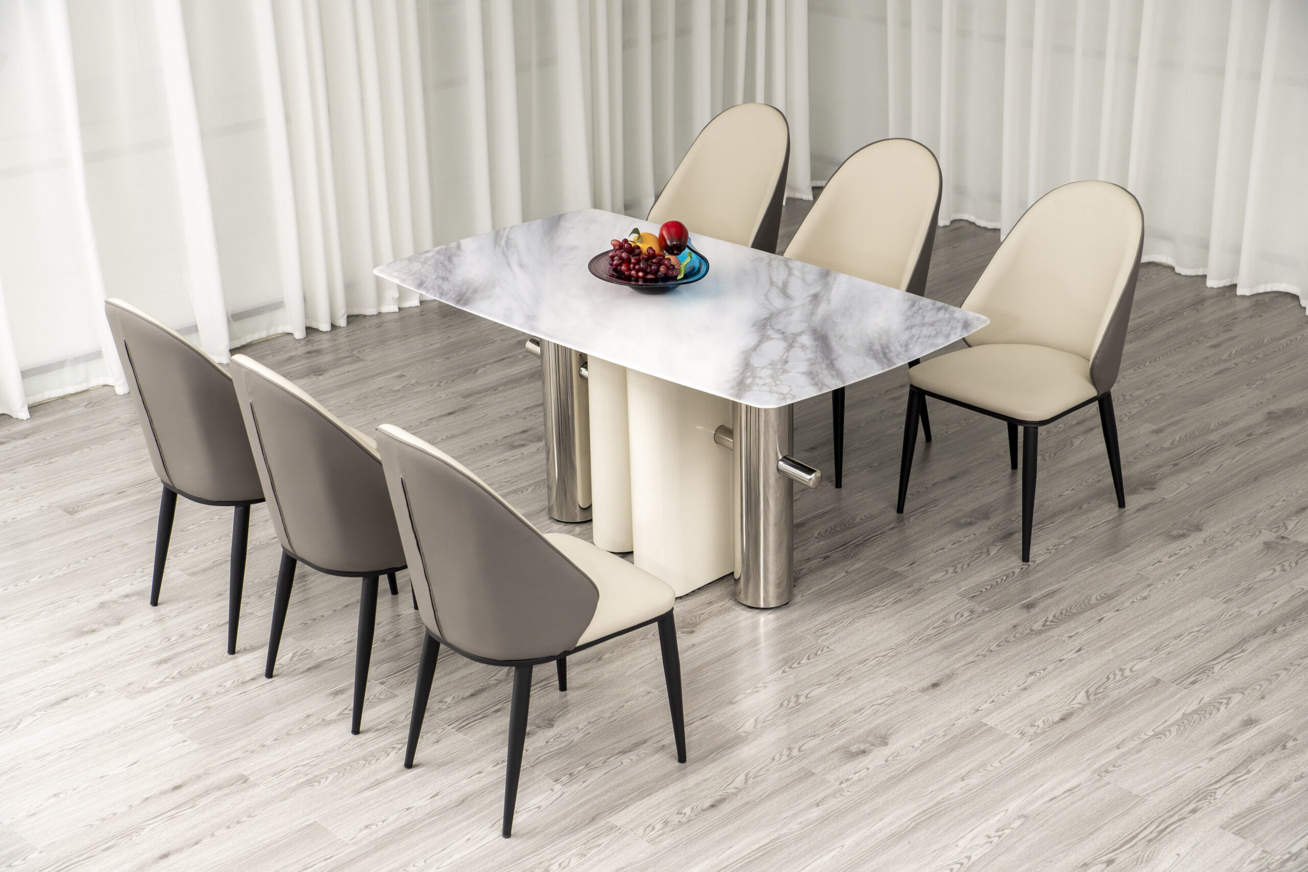Bộ bàn ăn CELESTIA 6 ghế, chụp từ trên cao xuống trong không gian phòng ăn hiện đại, mặt đá tinh thể trắng vân xám và chân…