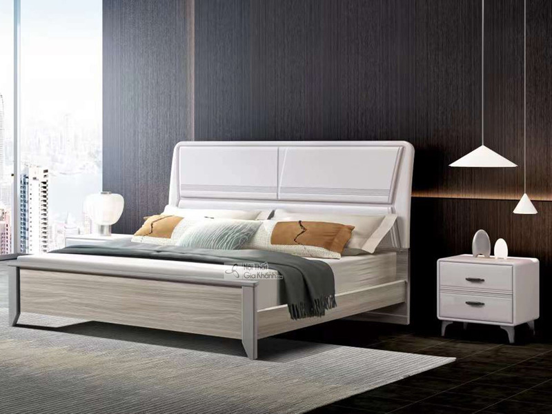 Giường ngủ hiện đại GI1902-1 và tủ đầu giường được chụp từ góc hơi chếch, đặt trong một phòng ngủ có tông màu trung tính…