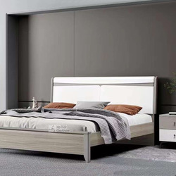 Giường ngủ hiện đại GI2303-1 và tủ đầu giường được chụp từ góc ngang, hơi chếch, làm nổi bật thiết kế tối giản. Giường có…