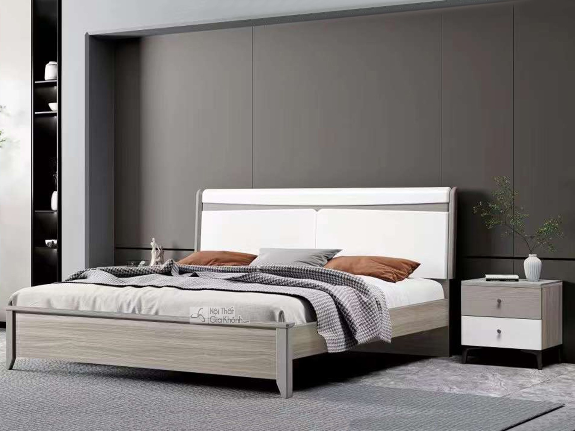 Giường ngủ hiện đại GI2303-1 và tủ đầu giường được chụp từ góc ngang, hơi chếch, làm nổi bật thiết kế tối giản. Giường có…