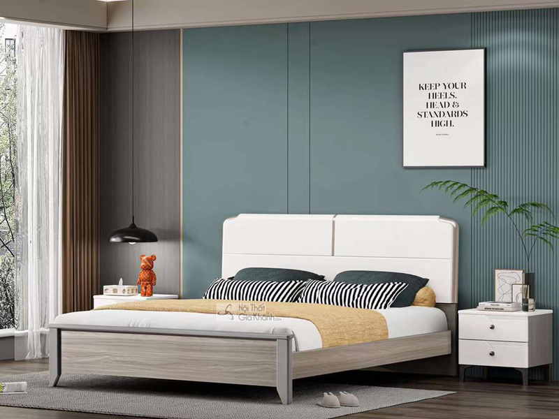Giường ngủ hiện đại GI601-1 được chụp từ góc chính diện, thể hiện rõ phần đầu giường màu trắng kết hợp vân gỗ sáng ở thân…