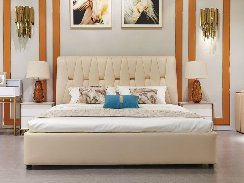 Giường ngủ hiện đại GIQF227-18 được chụp chính diện trong một phòng ngủ sang trọng. Giường có tông màu kem chủ đạo, đầu gi…