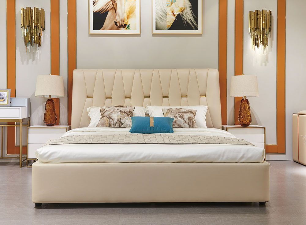 Giường ngủ hiện đại GIQF227-18 được chụp chính diện trong một phòng ngủ sang trọng. Giường có tông màu kem chủ đạo, đầu gi…