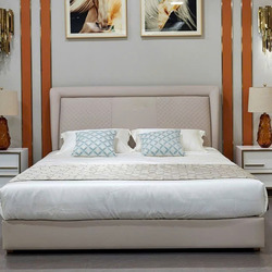 Giường ngủ hiện đại GIQF238-18 được chụp chính diện trong không gian phòng ngủ mẫu. Giường có thiết kế bọc da nhân tạo màu…
