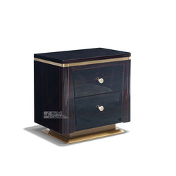 Tủ đầu giường Luxury TAGD03 được chụp từ góc 3/4 phía trước bên trái, nổi bật với thiết kế hình hộp chữ nhật bo tròn các c…