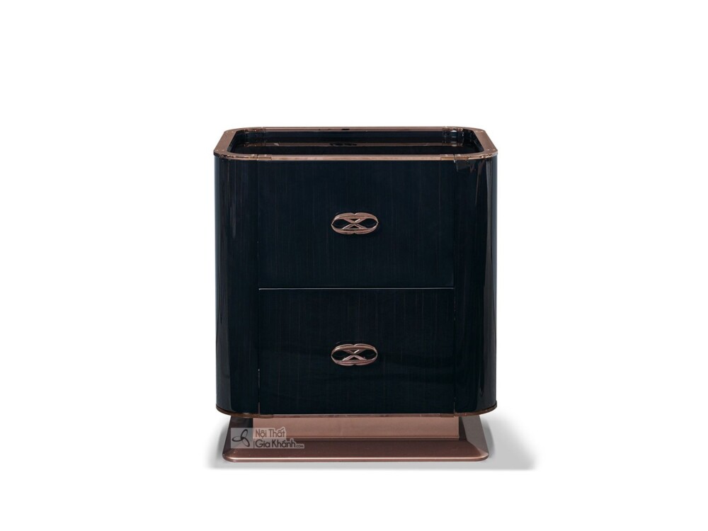 Tủ đầu giường Luxury TAGD272 màu đen bóng, chụp chính diện. Bề mặt tủ có vân gỗ dọc tinh tế, hai ngăn kéo được trang bị ta…