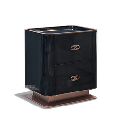 Tủ đầu giường Luxury TAGD272 màu đen bóng, chụp góc nghiêng từ phía trước bên phải. Tủ có hai ngăn kéo với tay nắm hình ov…