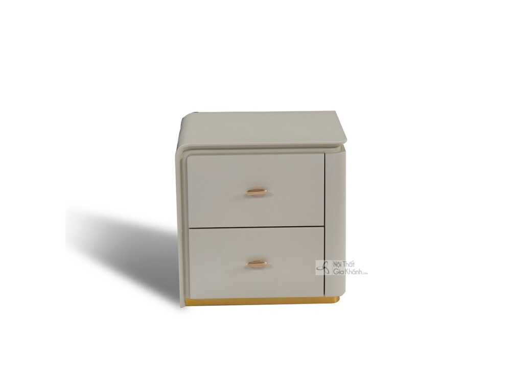 Hình ảnh tủ đầu giường TAQF278 nhìn từ góc 3/4 phía trước bên trái, đặt trên phông nền studio màu trắng. Tủ có kiểu dáng h…