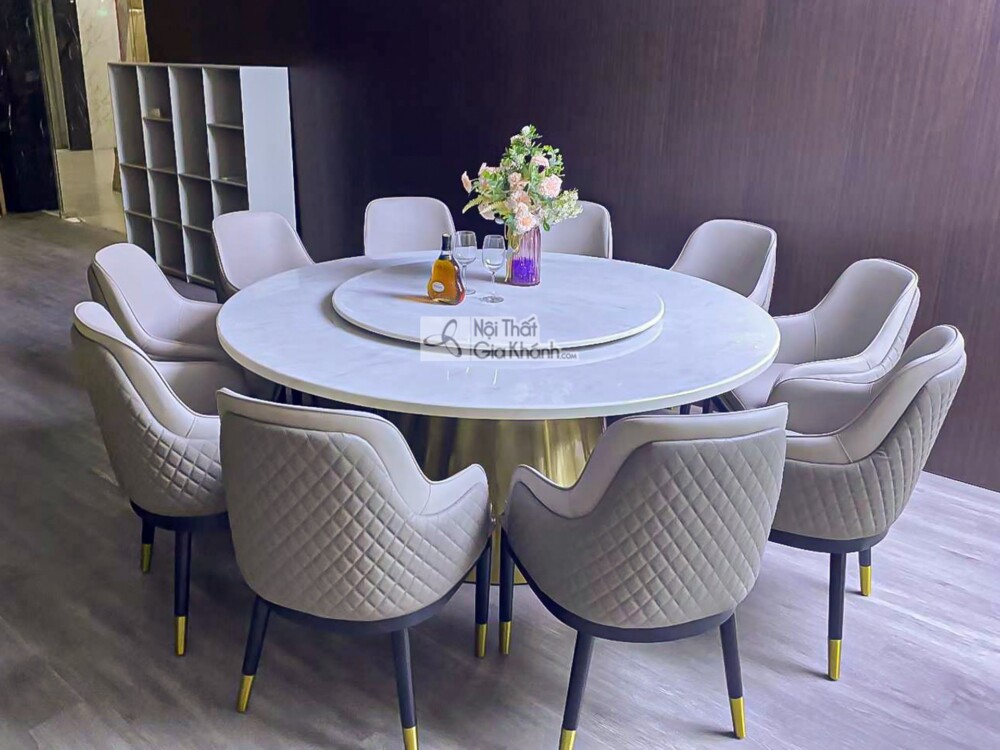 Bộ bàn ăn TAVOLO LUNA 1m8 với 8 ghế ăn bọc da màu xám nhạt, chân ghế vàng đồng. Bàn có mặt đá trắng vân mây, mâm xoay và c…