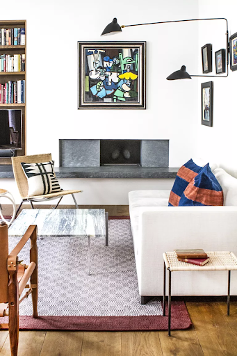 Sử dụng thảm nhỏ với 2 chân sofa đặt bên trong thảm, 2 chân đặt bên ngoài giúp không gian rộng rãi hơn thực tế ket hop tham trai san voi ghe sofa hien dai