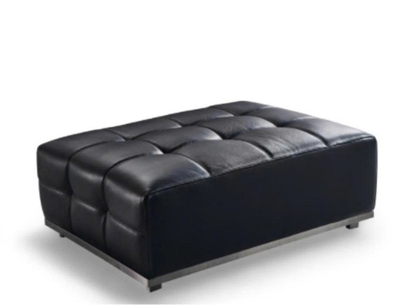 Ghế đôn sofa DON-HY01 màu đen tuyền, được chụp từ góc thấp phía trước bên trái, làm nổi bật các múi da bò tự nhiên được ma…