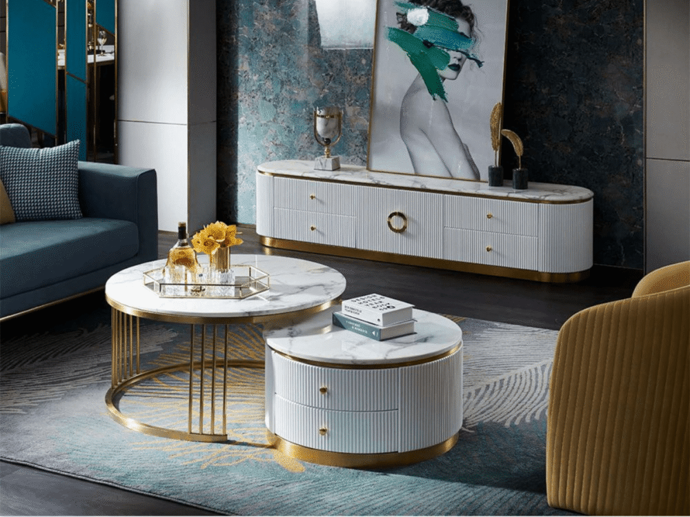 Bàn trà đôi QC119 được đặt trong không gian phòng khách luxury, nhìn từ góc hơi chếch. Bàn lớn và bàn nhỏ được sắp xếp cạn…