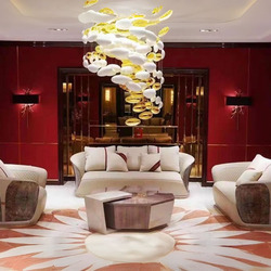 Bộ sofa luxury SBGD23-123 gồm một ghế băng dài và hai ghế đơn bọc da màu kem, đặt trong phòng khách tông đỏ đô. Ghế đơn có…