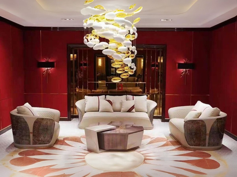 Bộ sofa luxury SBGD23-123 gồm một ghế băng dài và hai ghế đơn bọc da màu kem, đặt trong phòng khách tông đỏ đô. Ghế đơn có…