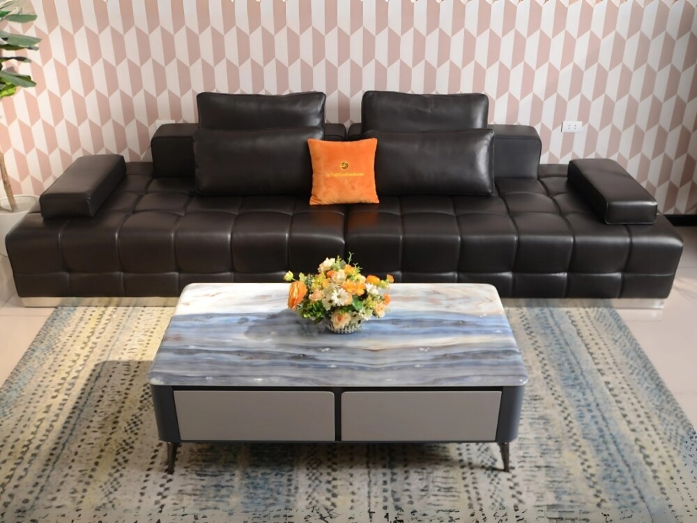 Sofa băng SF-HY01 màu đen, chụp từ trên cao trong phòng khách mẫu. Đệm ngồi và tựa lưng chần ô vuông, đi kèm gối tựa lưng…