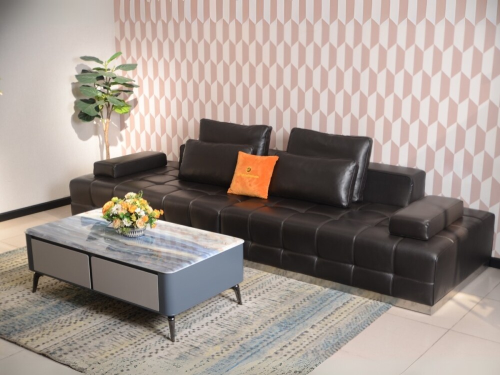 Sofa băng SF-HY01 màu đen, chụp góc nghiêng từ bên phải trong phòng khách. Bọc da bò thật màu đen, kết hợp bàn trà mặt đá…