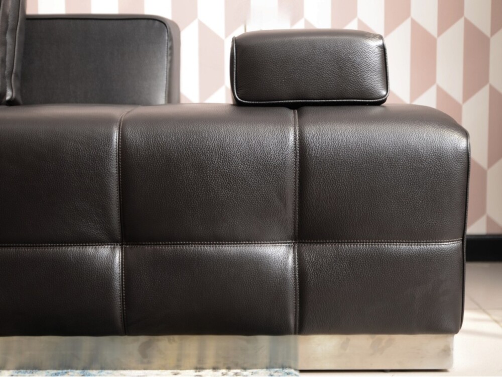 Cận cảnh đệm ngồi và tựa lưng của sofa băng SF-HY01. Bề mặt da bò thật màu đen với các đường may chần ô vuông đều đặn, tạo…