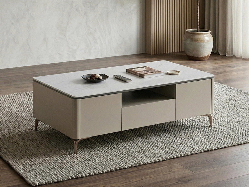 Bàn trà MONZA BT2515-130 đặt trong không gian phòng khách hiện đại, trên thảm dệt màu xám. Bàn có mặt đá trắng vân, thân m…