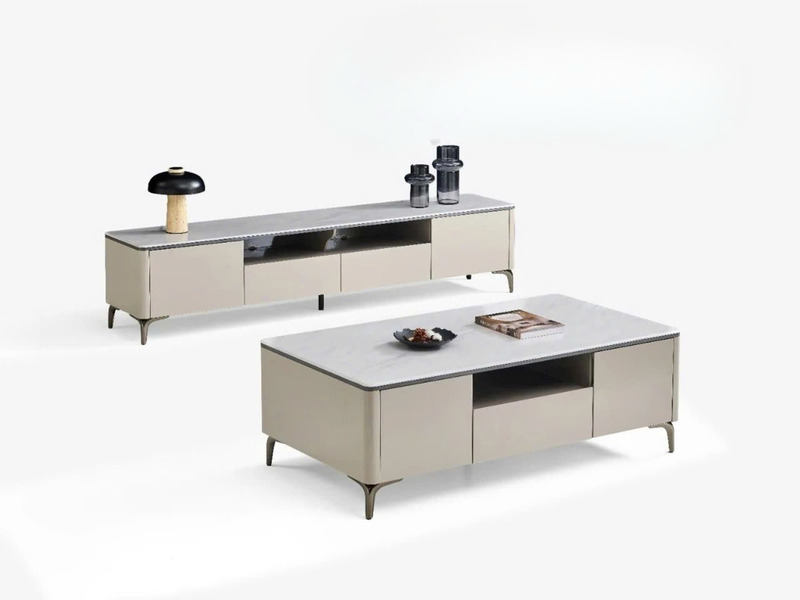 Bộ sản phẩm bàn trà MONZA BT2515 và kệ tivi đồng bộ được chụp góc nghiêng trên nền studio trắng. Cả hai sản phẩm đều có mặ…