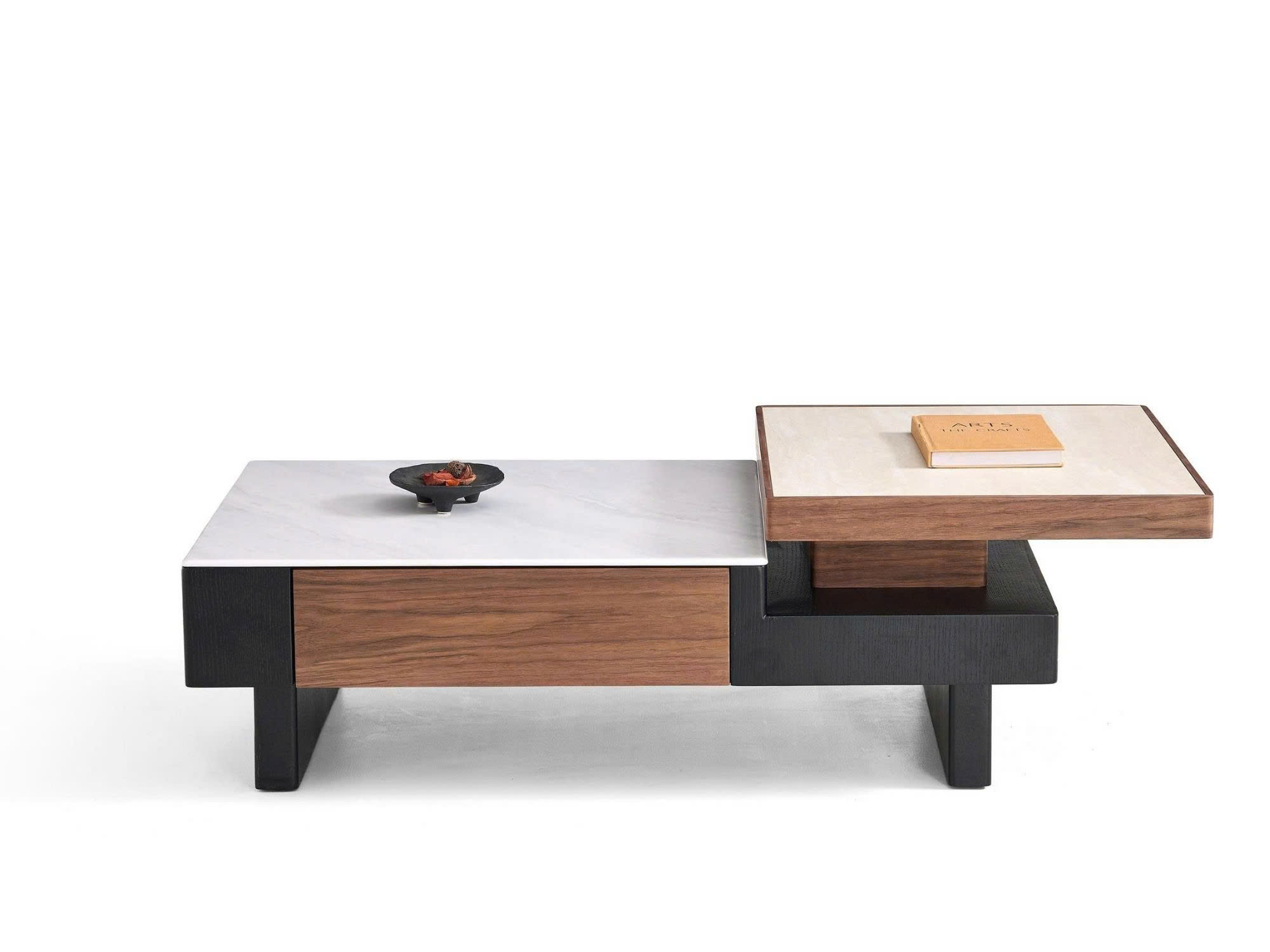 Bàn trà BT8606 được chụp góc hơi nghiêng, làm nổi bật cấu trúc hai tầng độc đáo và sự kết hợp vật liệu. Mặt bàn chính bằng…