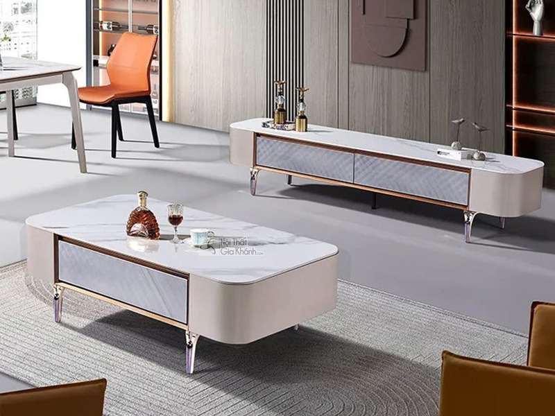 Bàn Trà SAVONA và kệ tivi đồng bộ trong không gian phòng khách hiện đại. Bàn trà đặt trên thảm, kệ tivi phía sau với thiết…
