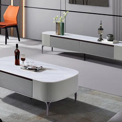 Bộ bàn trà và kệ tivi hiện đại BTPL2305A được chụp từ góc hơi chếch phía trước, đặt trong không gian phòng khách tối giản…