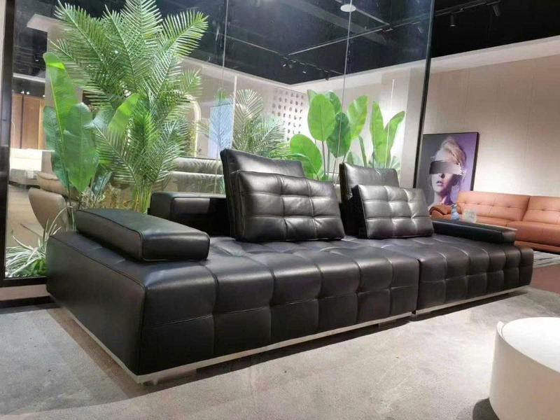 Sofa băng SF-HY01 màu đen, chụp góc nghiêng từ bên trái. Thiết kế hiện đại với đường nét vuông vắn, mạnh mẽ. Bề mặt da bò…