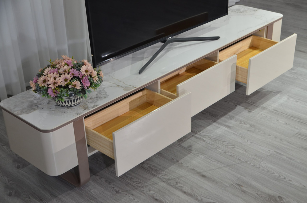 Kệ tivi KTKD8221-20 với các ngăn kéo được mở ra, cho thấy không gian lưu trữ rộng rãi bên trong. Kệ có mặt đá trắng vân, t…