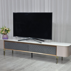 Kệ tivi hiện đại KTPL2306B-20 được chụp chính diện, đặt trong không gian phòng khách tối giản với rèm trắng. Kệ có mặt đá…