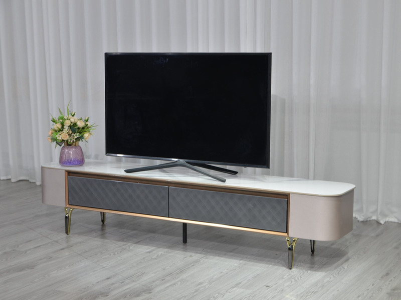 Kệ tivi hiện đại KTPL2306B-20 được chụp chính diện, đặt trong không gian phòng khách tối giản với rèm trắng. Kệ có mặt đá…