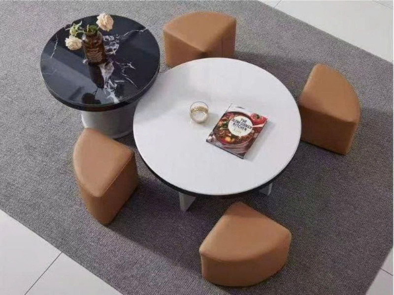 Toàn cảnh bộ bàn trà đôi BT-S17 nhìn từ trên xuống, đặt trên thảm xám. Bàn lớn mặt đá trắng, chân bàn màu trắng, có một cu…