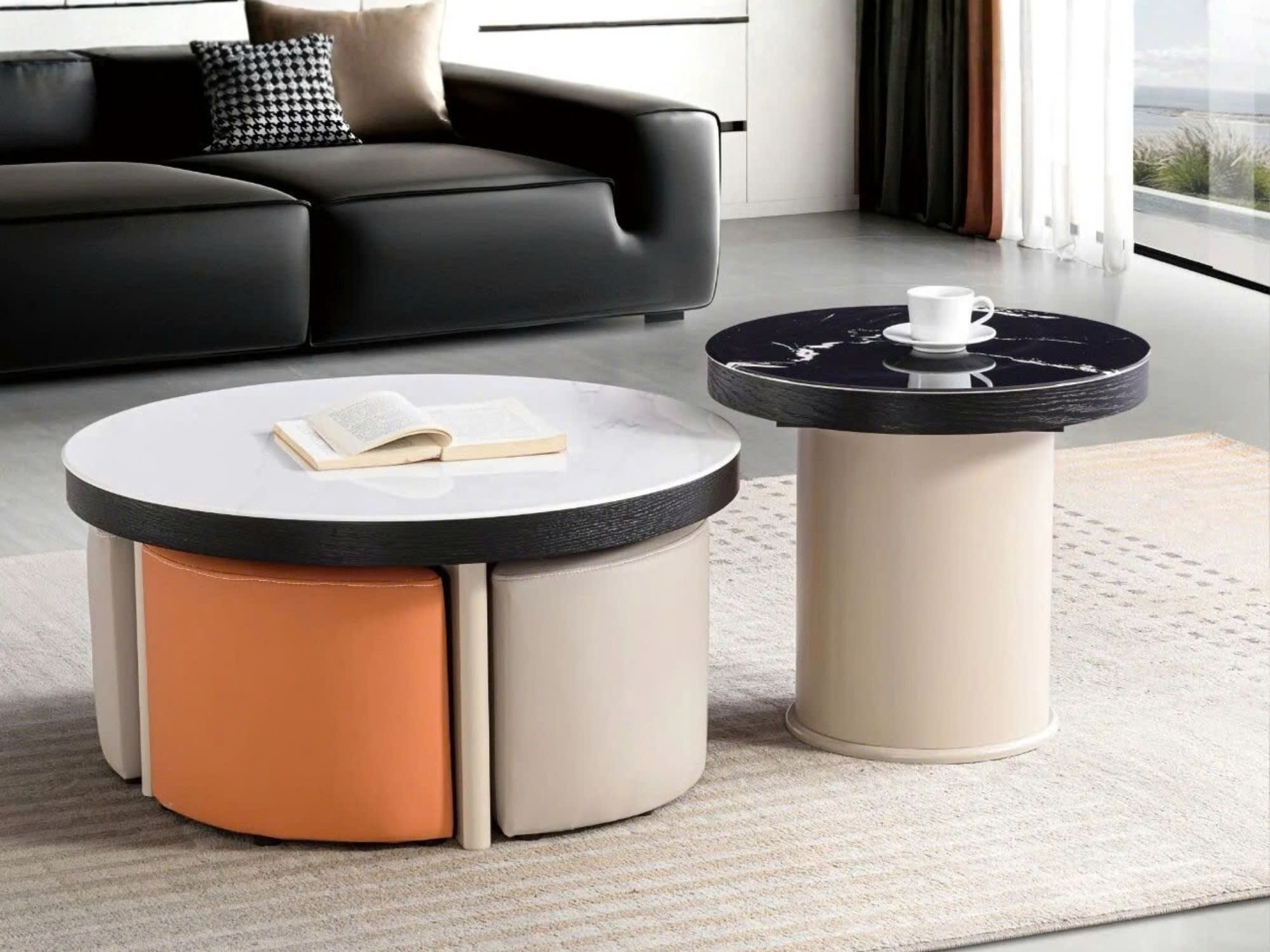 Bàn trà đôi BT-S17 được chụp cận cảnh từ góc thấp, đặt trên thảm trải sàn màu kem. Bàn lớn có mặt đá trắng viền đen, bên d…