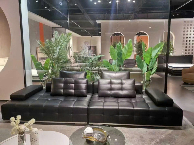 Sofa băng SF-HY01 màu đen, chụp chính diện trong showroom. Thiết kế hiện đại, tối giản với đệm ngồi và tựa lưng chia ô vuô…