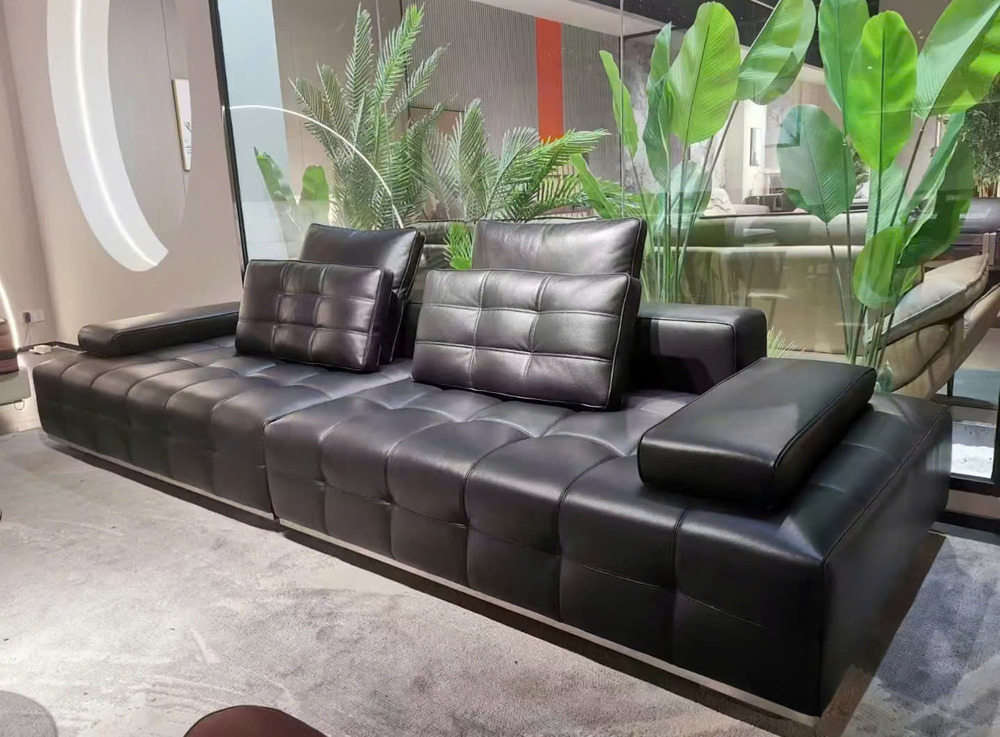 Sofa băng SF-HY01 màu đen, chụp góc nghiêng từ bên phải. Thiết kế khối hộp vững chãi, đệm ngồi và tựa lưng chần ô vuông. T…