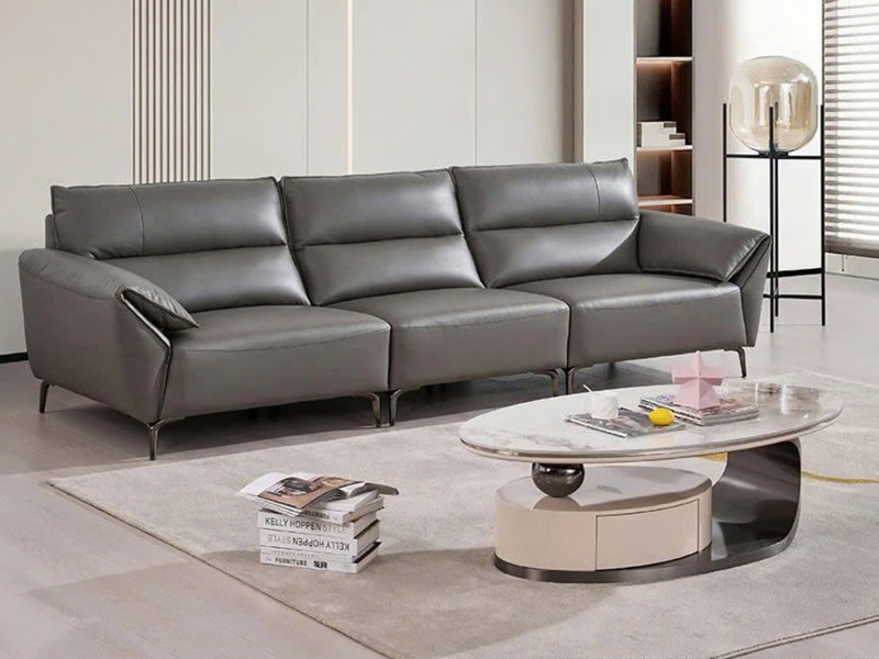Sofa băng SF8128 ba chỗ ngồi, bọc da màu xám đậm, đặt trong không gian phòng khách hiện đại. Sofa có thiết kế tối giản với…