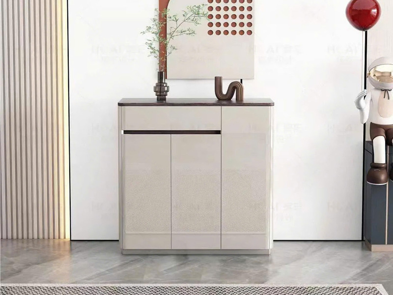 Tủ giầy hiện đại TDY202 chụp chính diện trong không gian tiền sảnh. Tủ có thiết kế tối giản với ba cánh và một ngăn kéo nh…