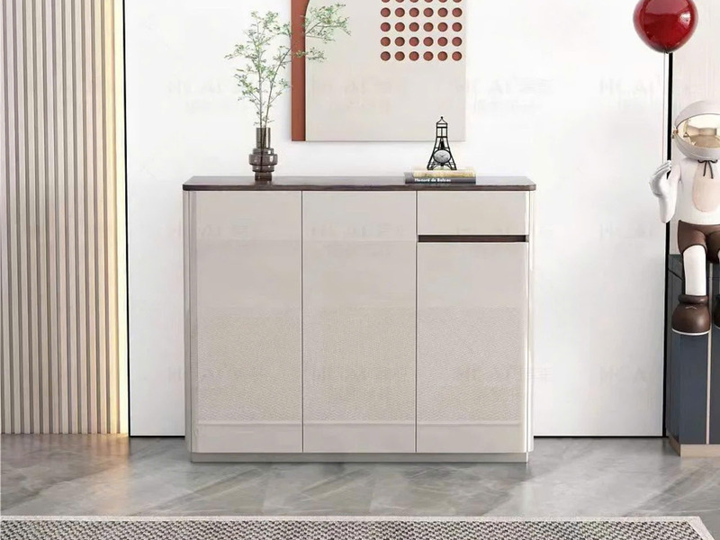 Tủ giầy hiện đại TDY203 được chụp chính diện trong không gian tiền sảnh. Tủ có ba cánh cửa lớn và một ngăn kéo nhỏ bên phả…