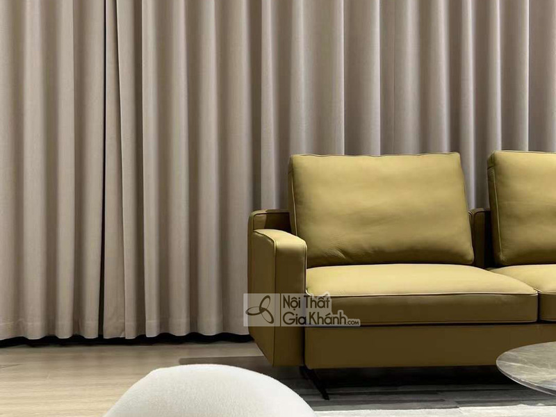 Cận cảnh phần đệm ngồi và tựa lưng của sofa SF2203, bọc da bò tự nhiên cao cấp màu vàng mù tạt. Góc chụp ngang, tập trung…