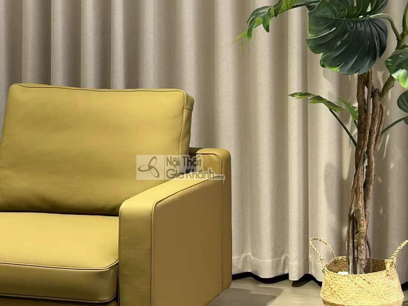 Một phần của sofa SF2203, tập trung vào tay vịn và tựa lưng màu vàng mù tạt, với cây xanh trang trí đặt cạnh. Góc chụp cận…
