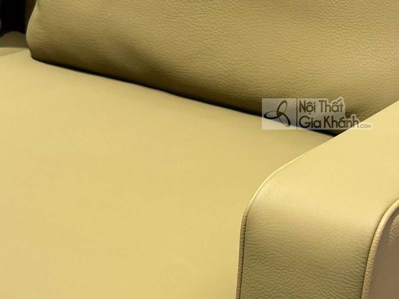 Chi tiết bề mặt da bò tự nhiên màu vàng mù tạt trên đệm ngồi và tay vịn của sofa SF2203. Góc chụp cực cận, làm nổi bật vân…