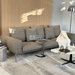 Sofa băng SF2018 màu xám nhạt, chụp từ góc chếch phía trước, nổi bật vẻ đẹp tối giản và hiện đại. Đệm ngồi và tựa lưng dày…