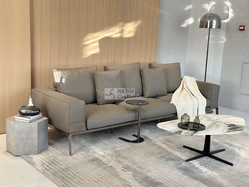 Sofa băng SF2018 màu xám nhạt, chụp từ góc chếch phía trước, nổi bật vẻ đẹp tối giản và hiện đại. Đệm ngồi và tựa lưng dày…