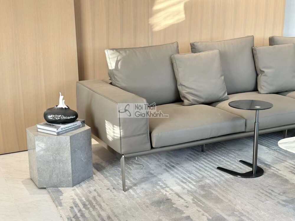 Cận cảnh góc trái của sofa SF2018, tập trung vào chi tiết tay vịn vuông vắn và chân sofa mảnh bằng thép không gỉ màu bạc…
