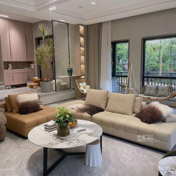 Bộ sofa góc hiện đại SF2216 được chụp từ góc rộng, đặt trong không gian phòng khách sang trọng với cửa sổ lớn nhìn ra cây…