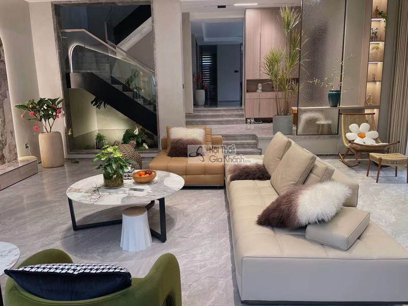 Hình ảnh tổng thể bộ sofa góc SF2216 nhìn từ trên cao xuống, đặt trong một đại sảnh rộng lớn với cầu thang xoắn ốc phía sa…