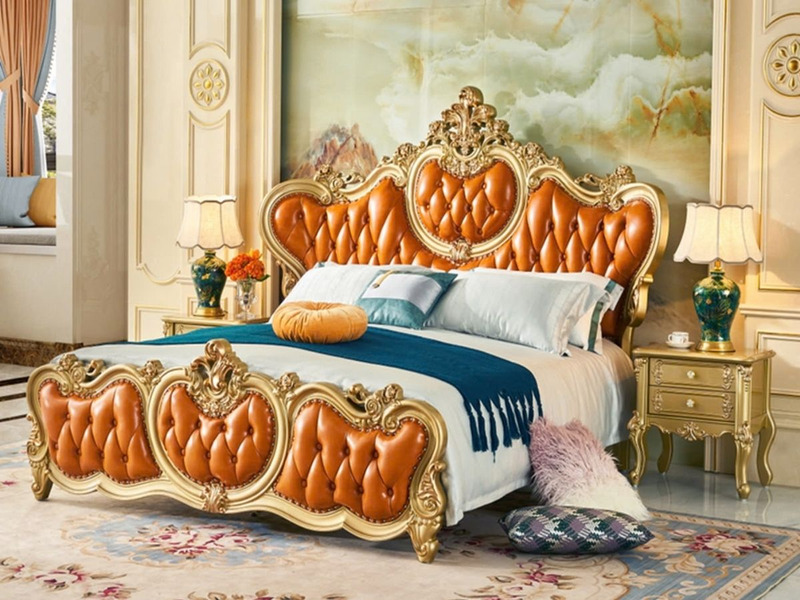 Giường ngủ tân cổ điển GIB12-18 được chụp chính diện trong một phòng ngủ sang trọng. Giường nổi bật với phần đầu và đuôi g…