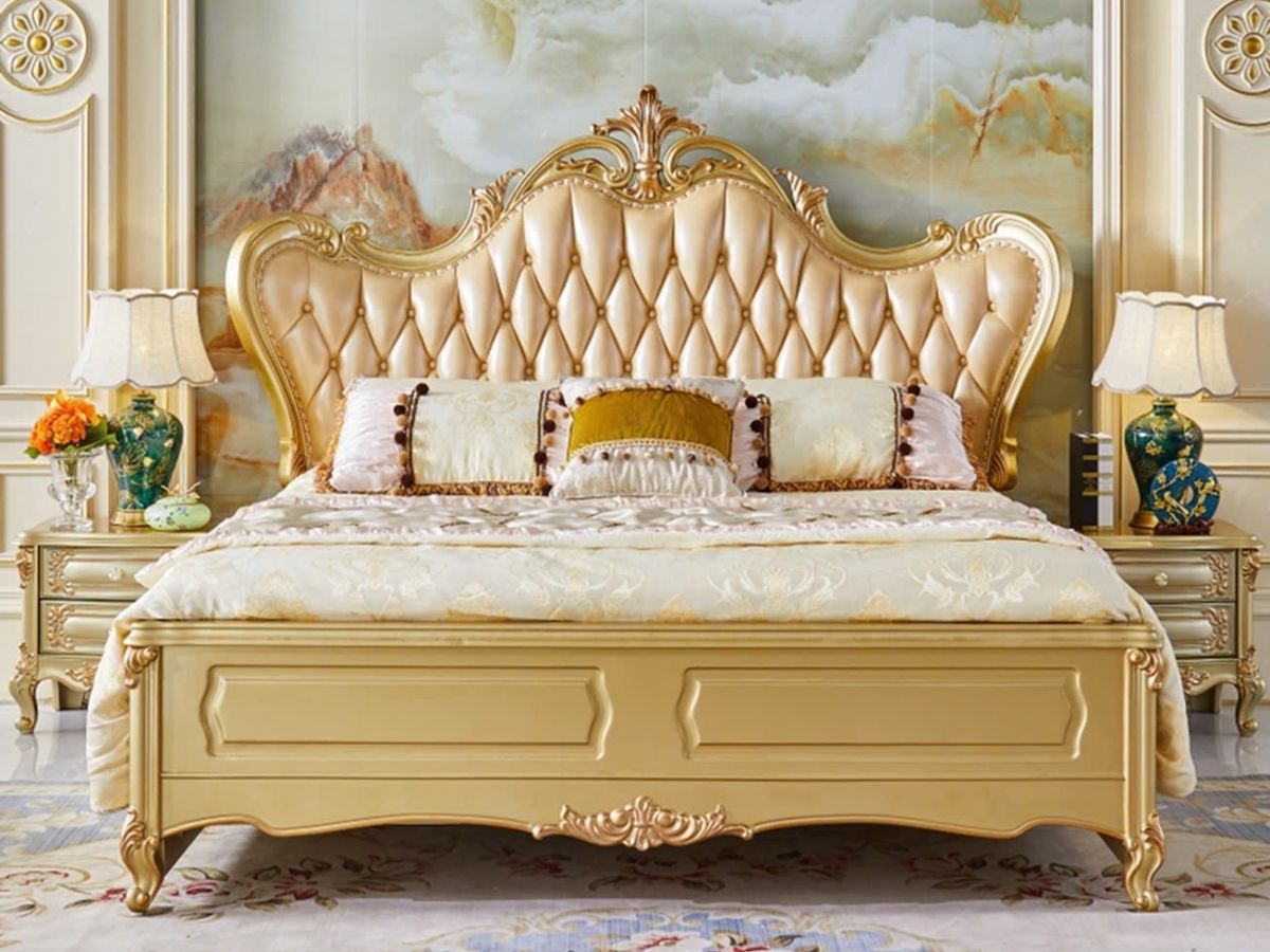 Giường ngủ tân cổ điển cỡ lớn GIB15-20 chụp chính diện, nổi bật với đầu giường cao bọc da múi rút khuy màu kem nhạt, viền…