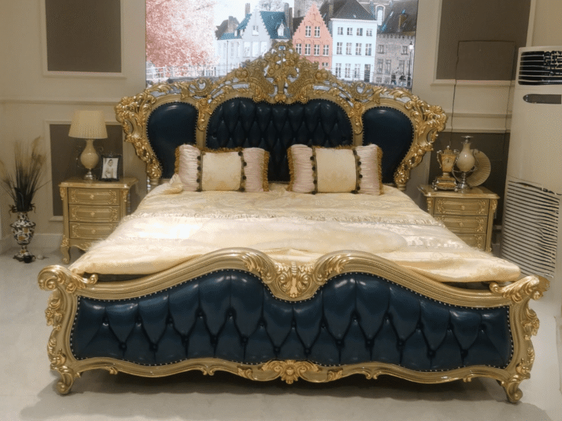 Giường ngủ tân cổ điển 2M bọc da bò tự nhiên GI999-20 được chụp trong không gian showroom của Gia Khánh. Giường có phần đầ…