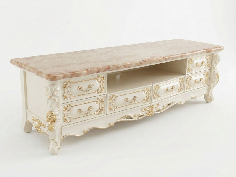 Kệ tivi tân cổ điển KT-A19-18 chụp cận cảnh trên nền trắng, thể hiện rõ kiểu dáng cong mềm mại và các chi tiết dát vàng họ…
