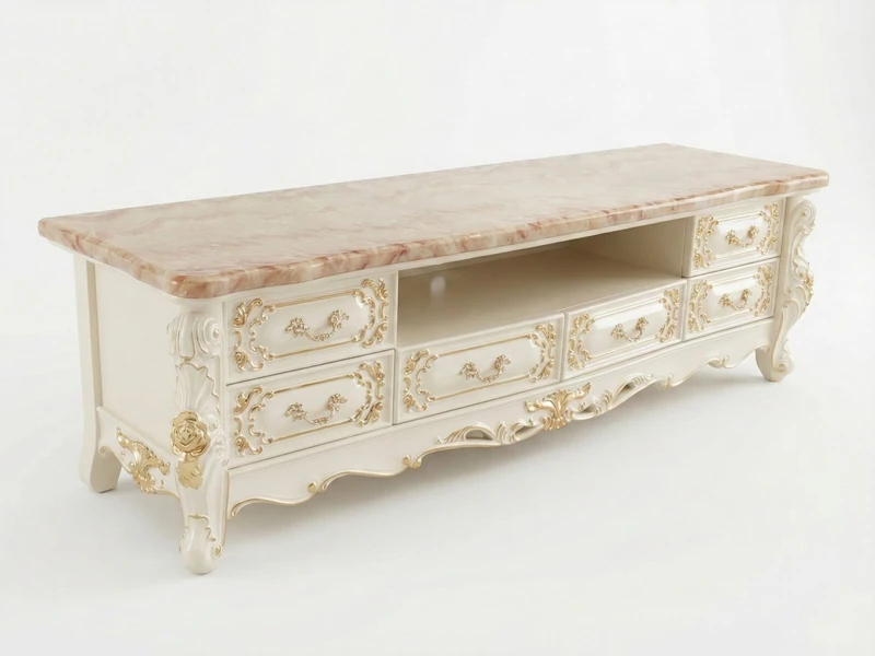 Kệ tivi tân cổ điển KT-A19-18 chụp cận cảnh trên nền trắng, thể hiện rõ kiểu dáng cong mềm mại và các chi tiết dát vàng họ…
